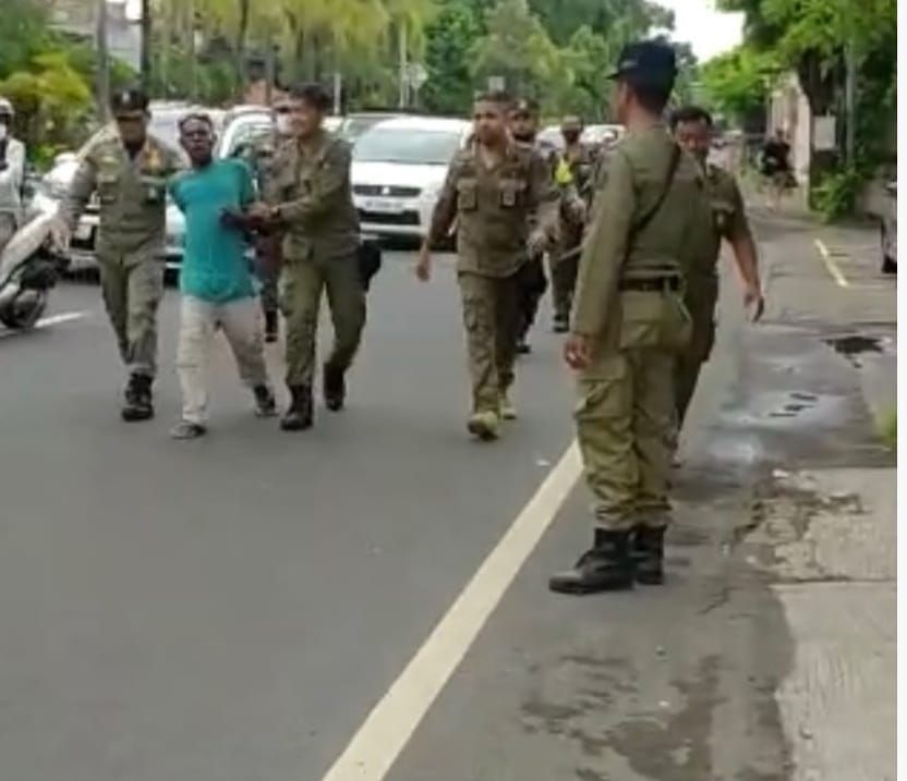 podiumnews.com-Pria Mabuk di Sanur Diamankan Satpol PP Denpasar